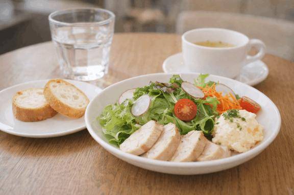 体験すい　笑顔の若妻、胸元は反則