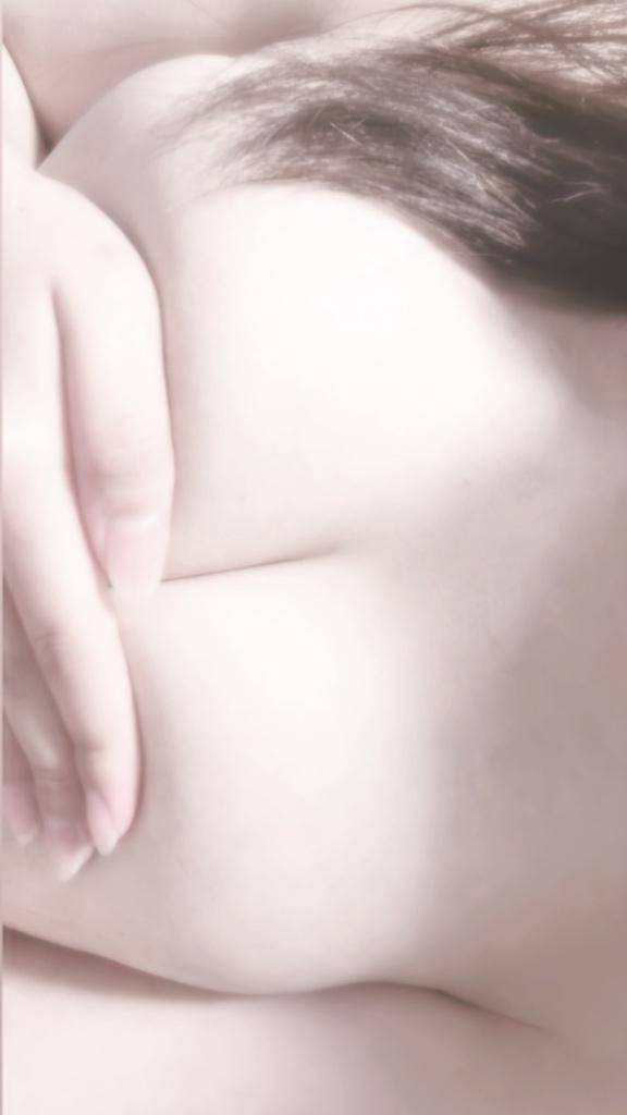 はみでる巨乳