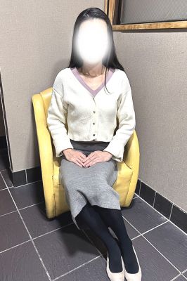 （熟女紹介センター）【キスの快感に抗えないメガネ熟女】畑中 司さん入店です！