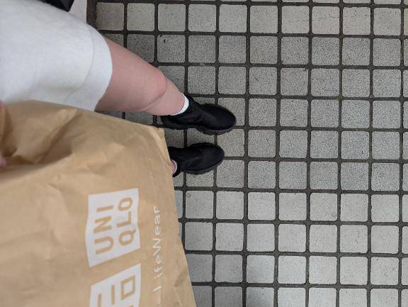 オレンジ色のノースリーブワンピース