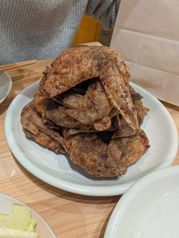 く、黒い粉を…?