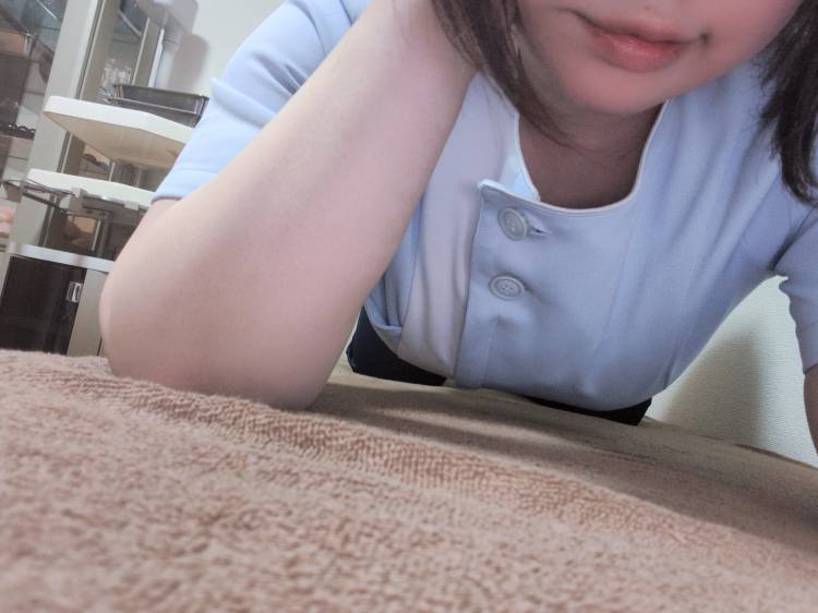 昨日転がってTVを見ていた位置です笑