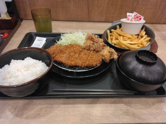 晩御飯に唐揚げ豚カツ定食。（松屋）