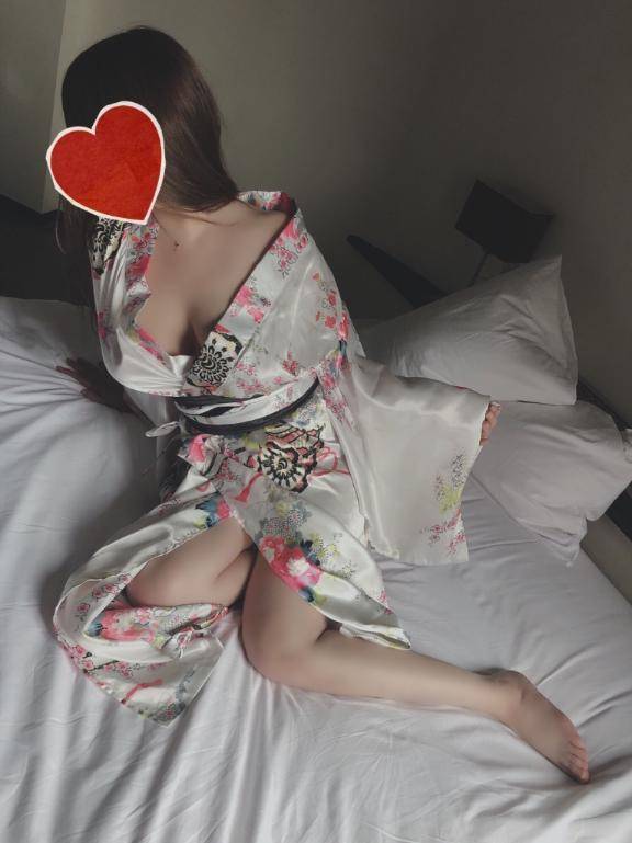 明日の昼枠12時からロングなら1枠空きあります❤️