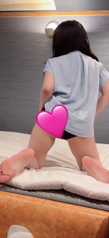 シャツの裾からツヤツヤのお尻が見えちゃいそう…🥺💦💕︎