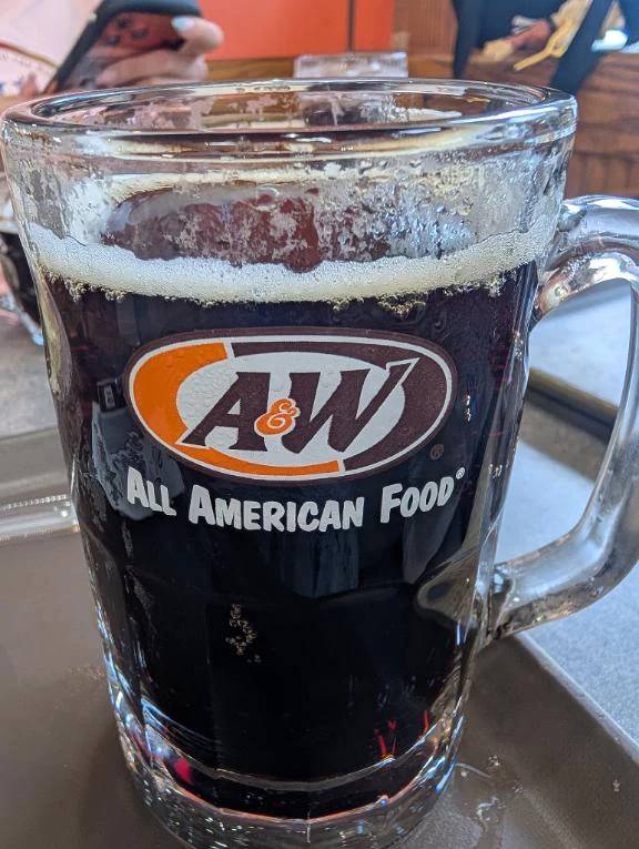 ２日目のお昼のルートビア🍺と🍔も👍️
