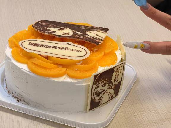 隣で誕生日祝われてる