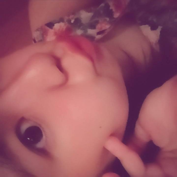 身を預けるキャスト。