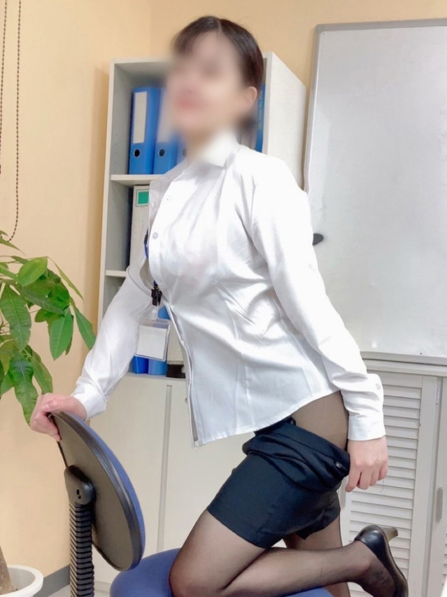 岡本愛美(おかもとまなみ)（淫らなOLの愛人たち 美スト(ビースト)）