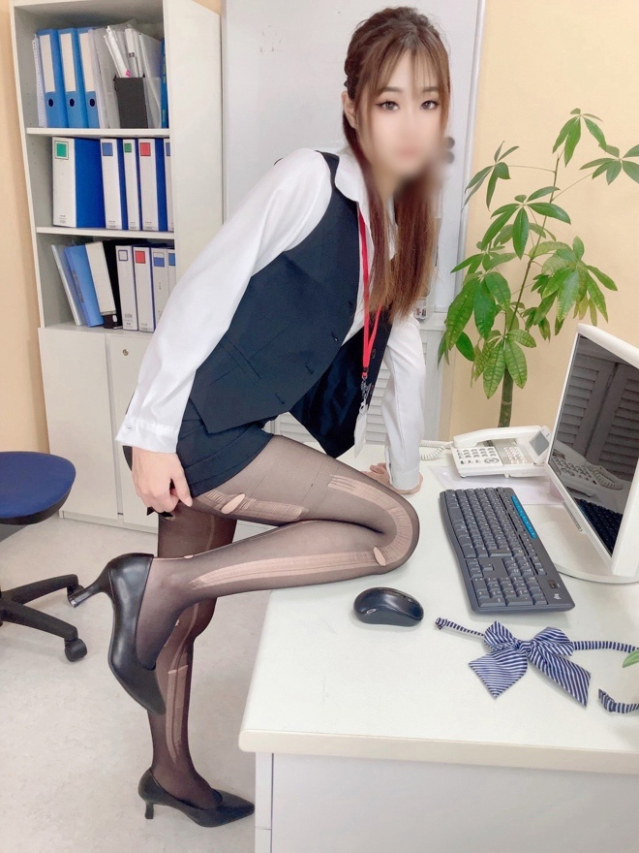 西本華莉菜(にしもとかりな)（淫らなOLの愛人たち 美スト(ビースト)）