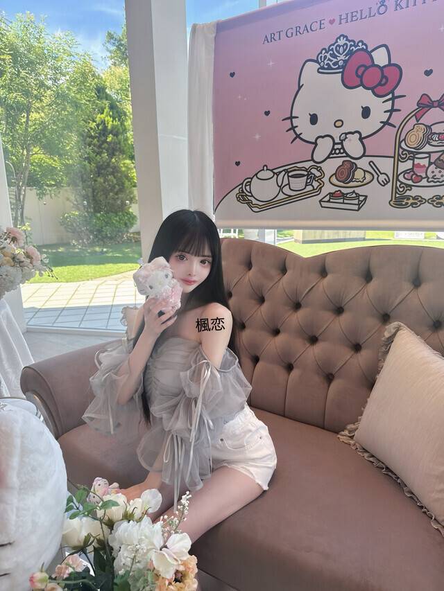 肩か胸か脚どれかが露出してる。