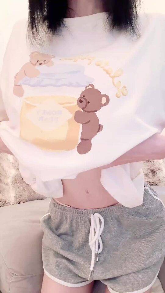 部屋着の下のおっぱい