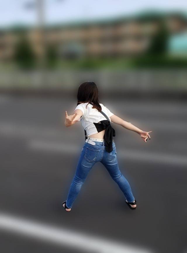 なんだこのポーズは。