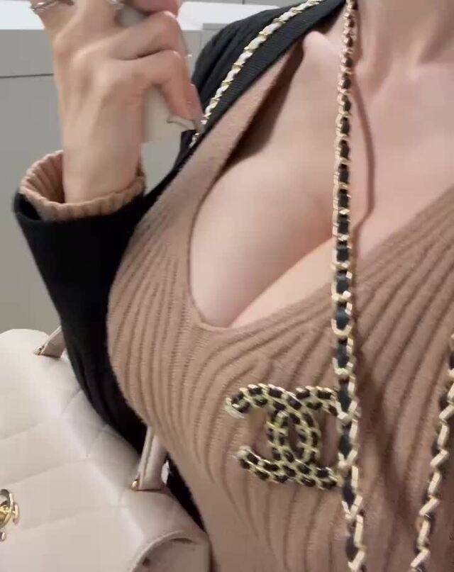 揺れるCHANELおっぱい。