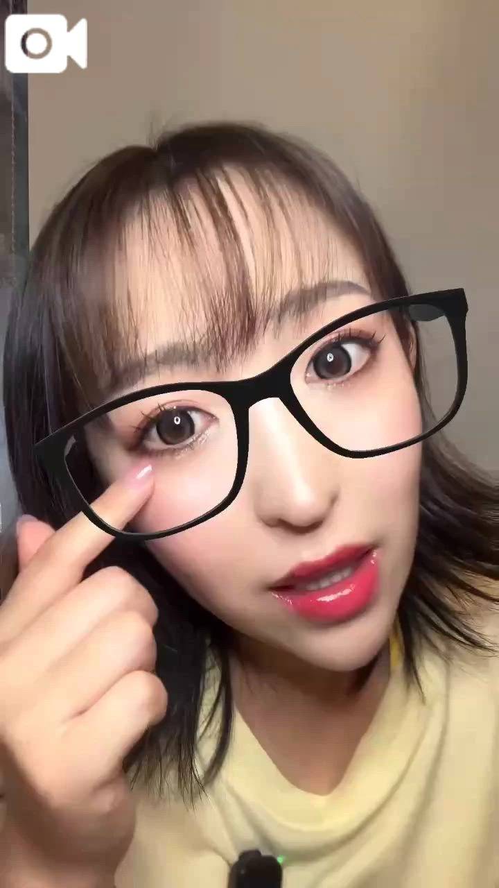 自分のまつ毛に見とれてますぅ〜