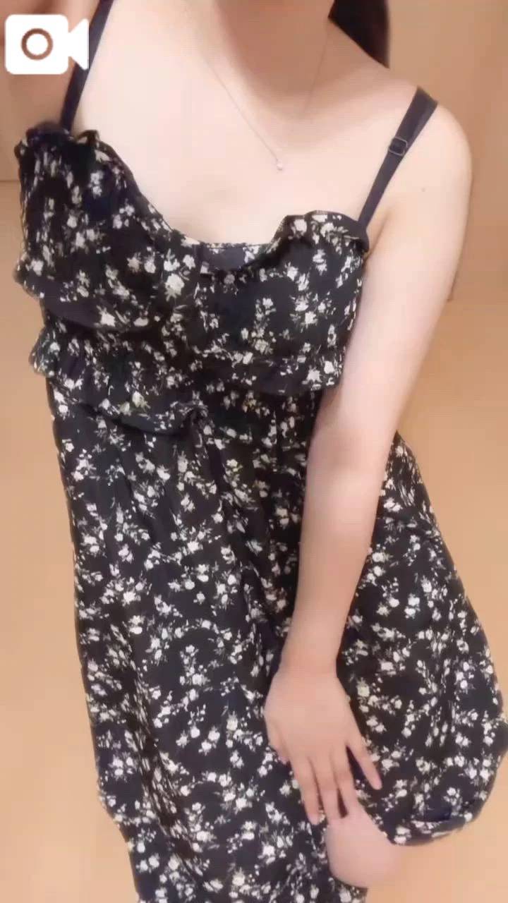 スリットから覗く生足…❤️