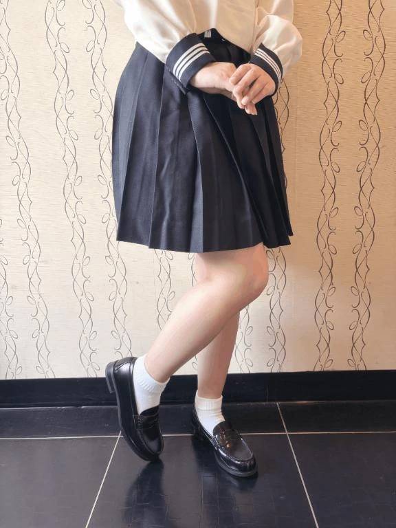 制服から覗く生足に…❤️