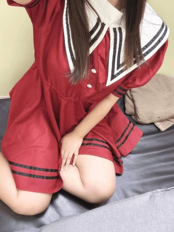 真っ赤なスカートの中は…