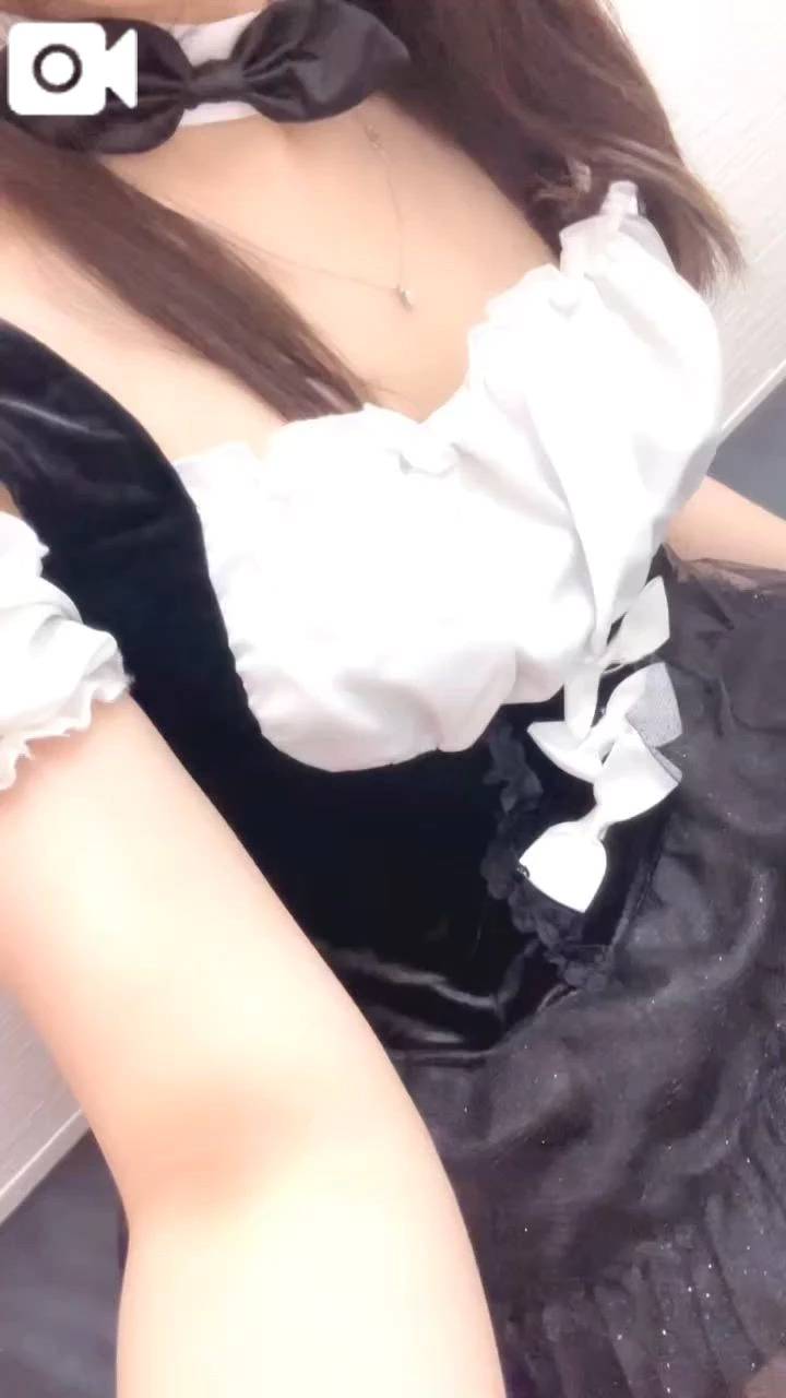 胸元をチラリ…❤️