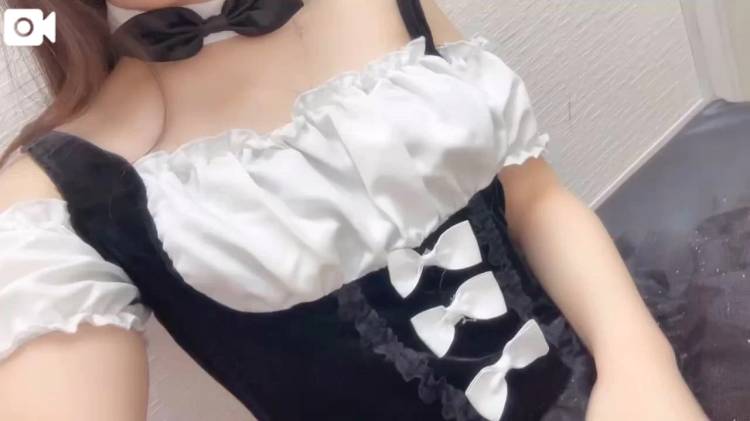 胸元のフリルから…❤️