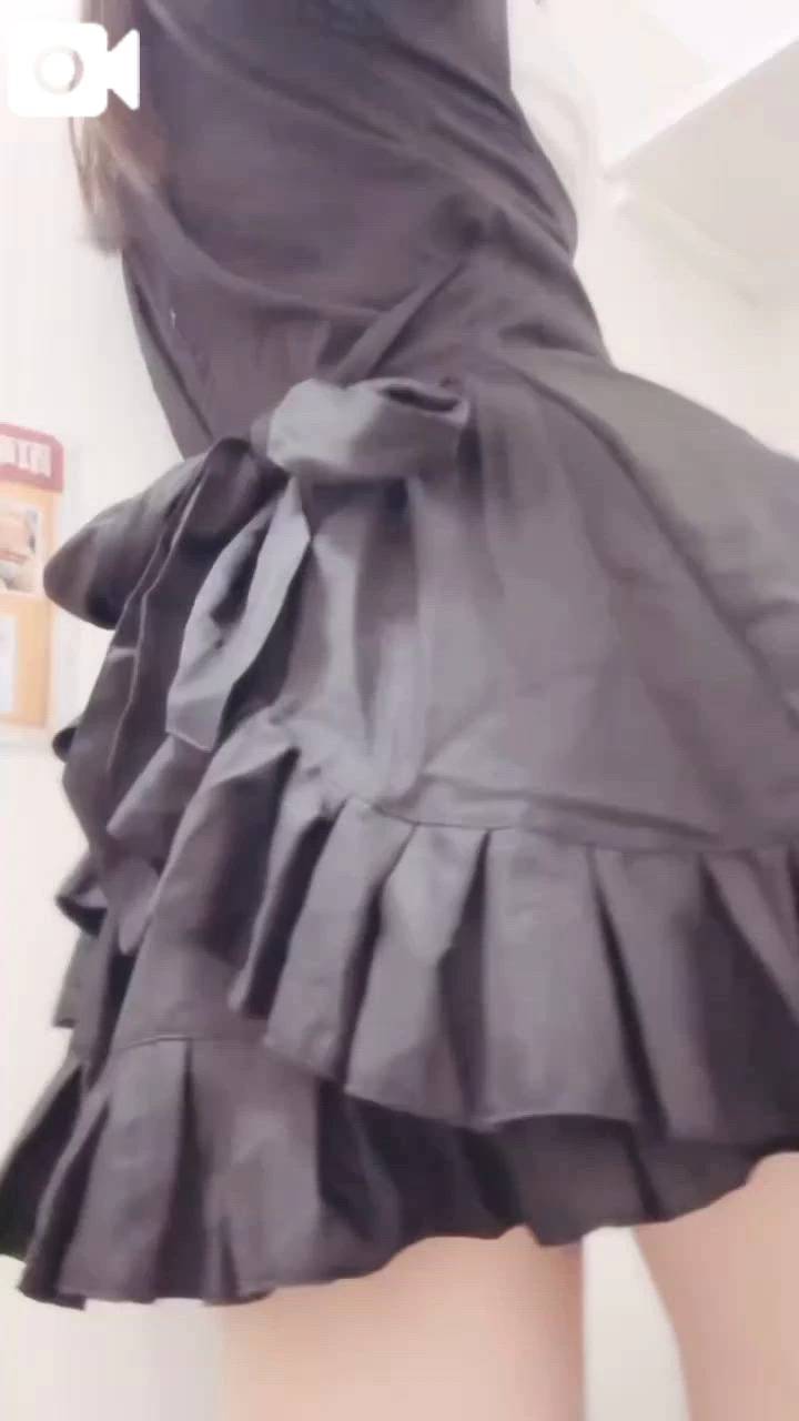 スカートからチラリ…❤️