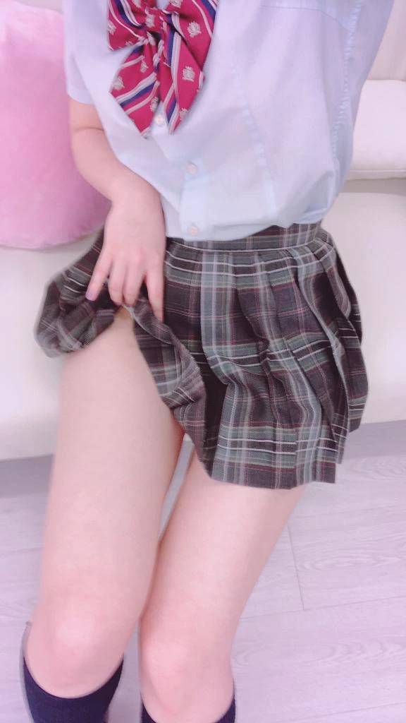 制服をチラリ…❤️
