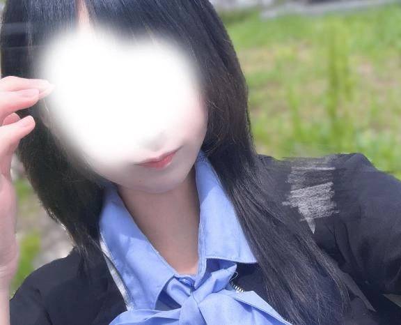 にっ