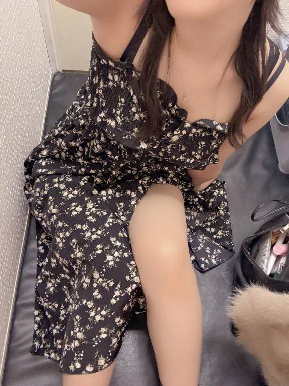 【私服】スリットからチラッ…❤️【生足】
