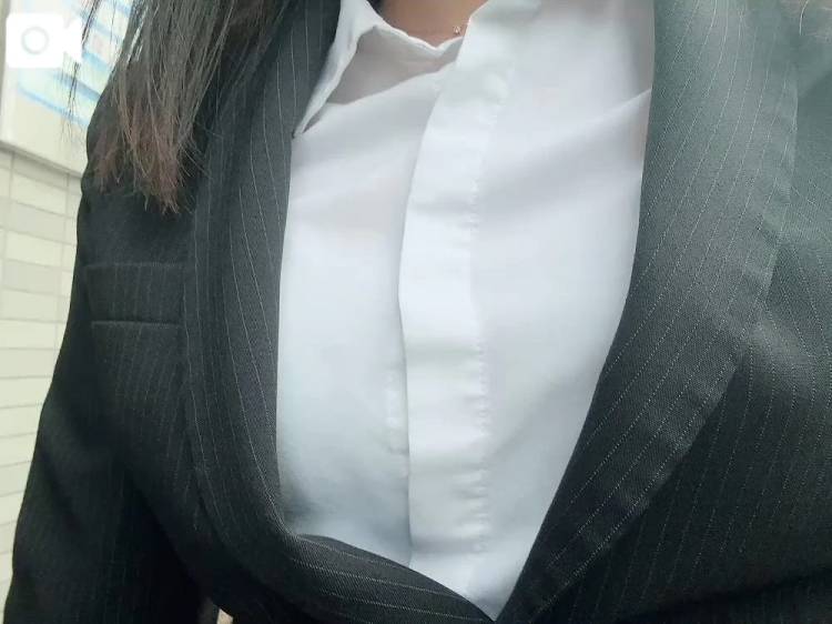 今日はブラがブラなので