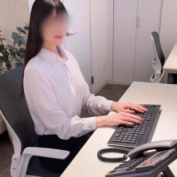 月城みれい（e女商事 池袋オフィス）