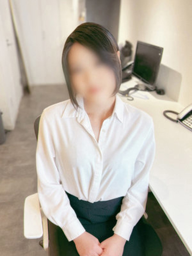 綾瀬ちかげ（e女商事 池袋オフィス）