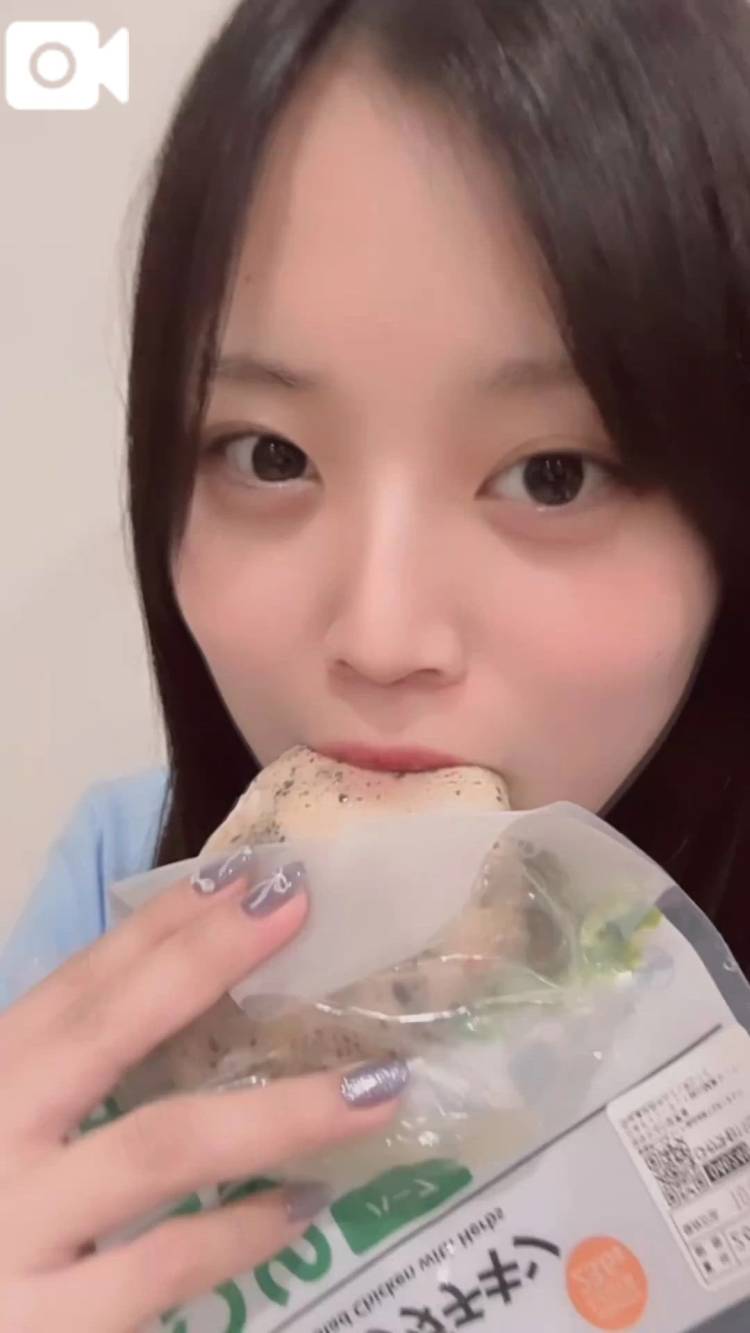 もぐもぐエマにゃん🐱