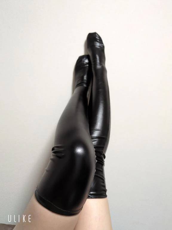 初ニーハイ🐰🖤🤍