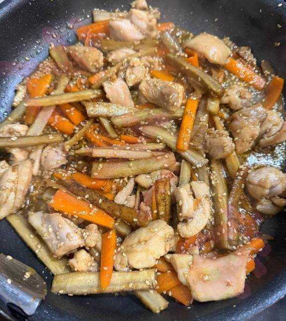 連休は鶏ごぼう✨️