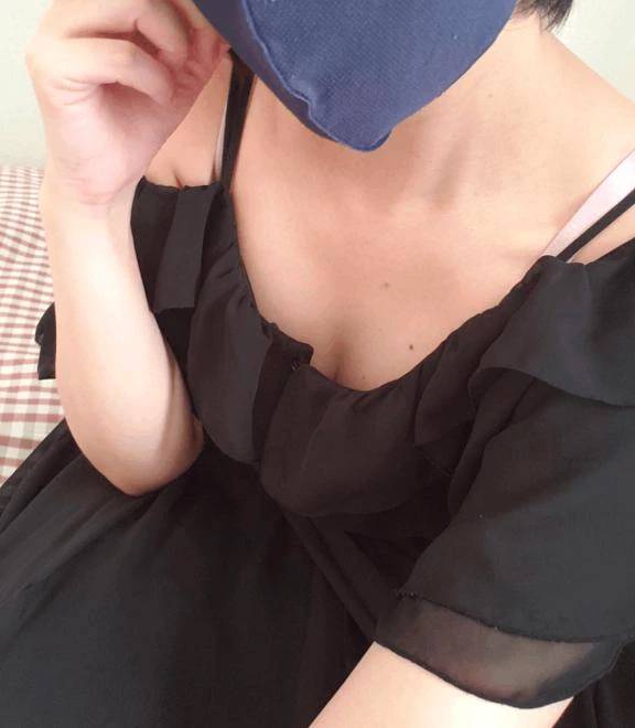 明日はこちらの肩出しワンピース