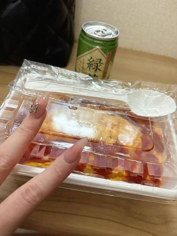 オムライス食べながら🍴