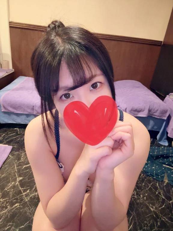 夏らしいコスプレってなんだろう？スク水とか？💭