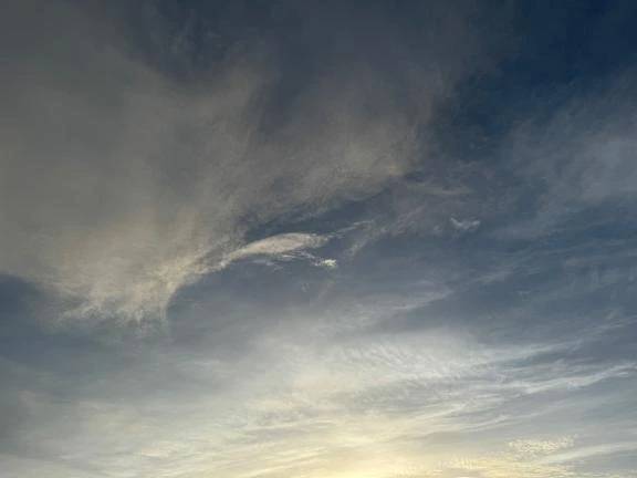 早朝の空は台風のあとって感じ🌀