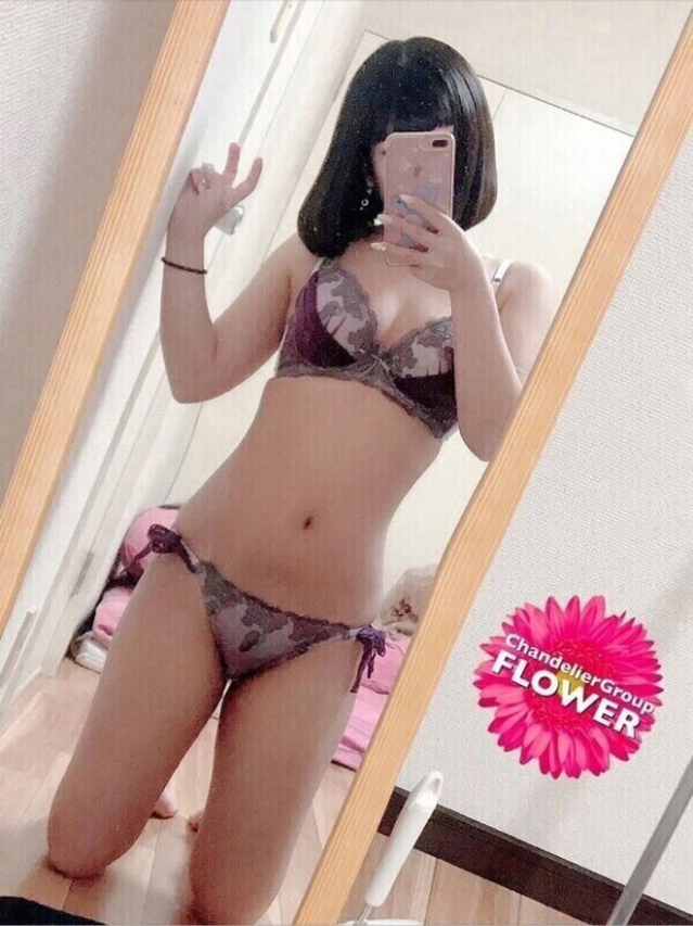 なな（Flower (フラワー)）