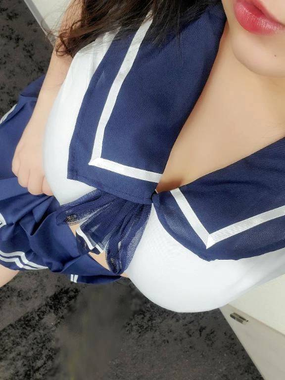 現役学生時代は地味目なブレザー制服だったから、セーラー服は実は憧れだったのだ