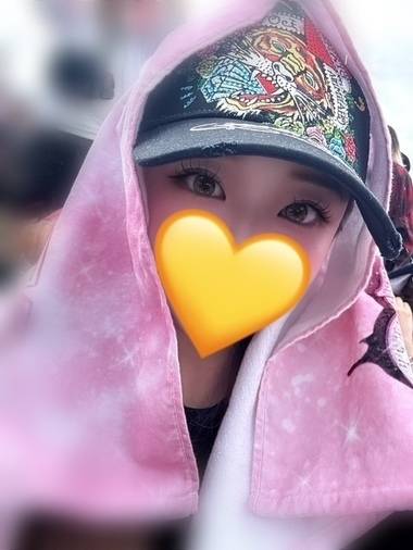 「フェスで最っ高!!🤟💕明日は14時から出勤💄」