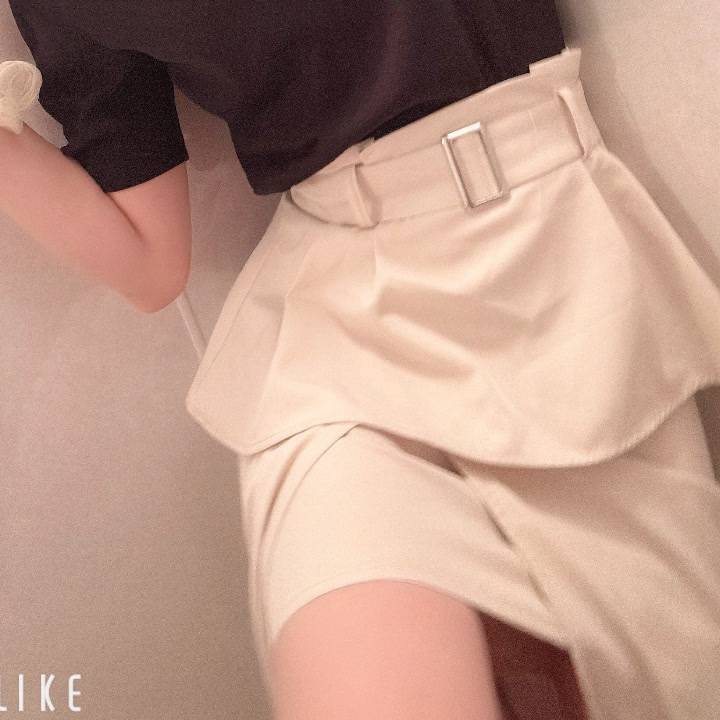 脚は隠すのもまた一興