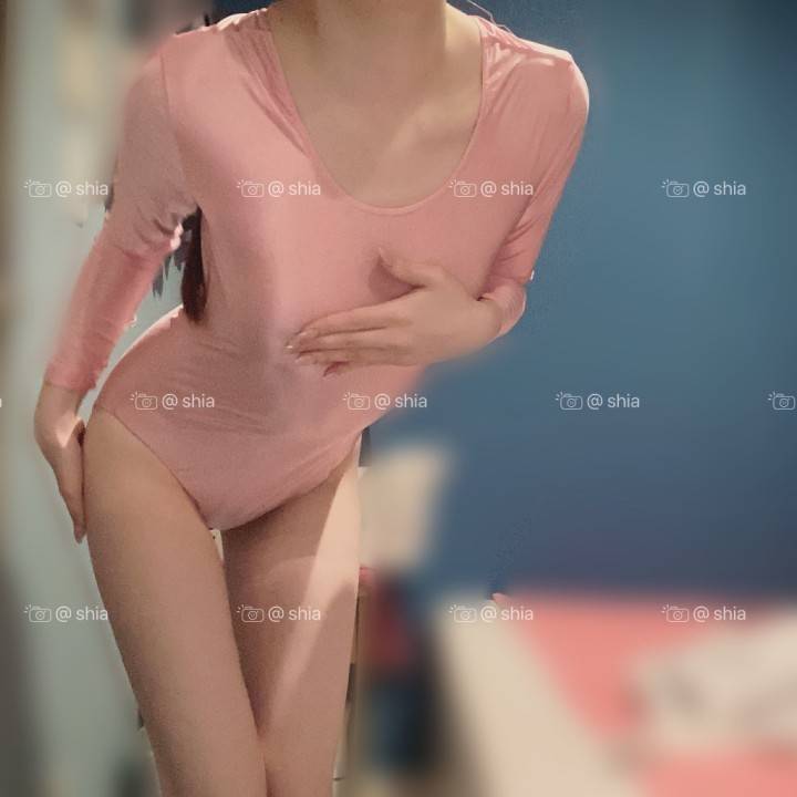 ピンクのハイレグ…