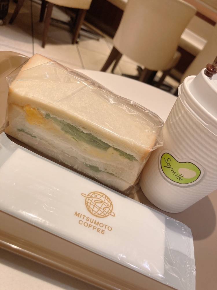 カフェで新幹線待ちしてます