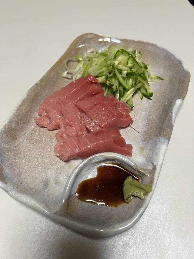 自作のお皿で天然中トロ美味しすぎ☝️‪ ̖́-‬︎