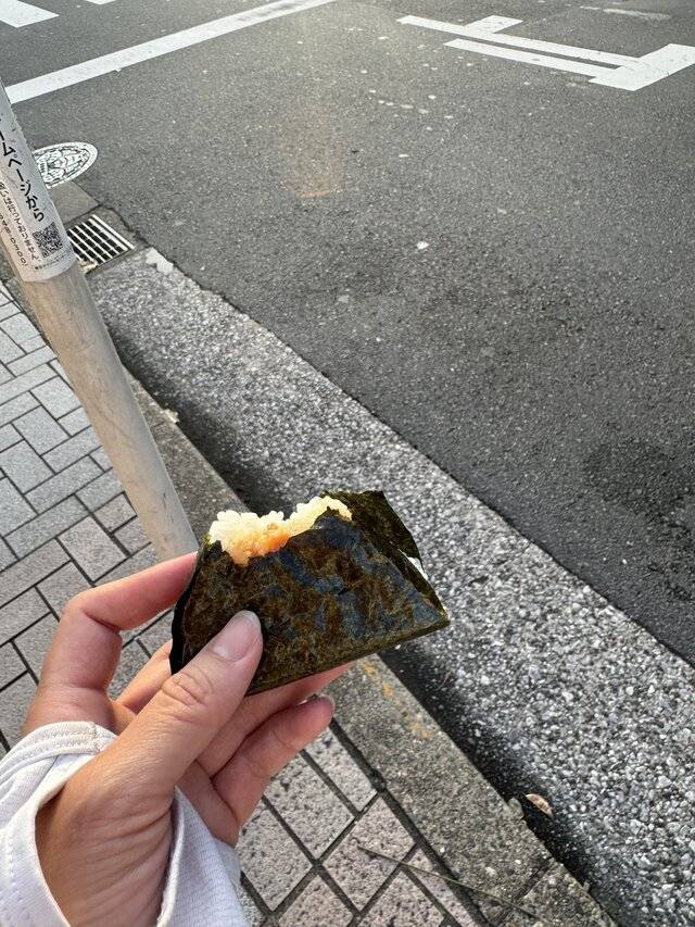 おにぎり食べながら帰るゆいぴ❣️