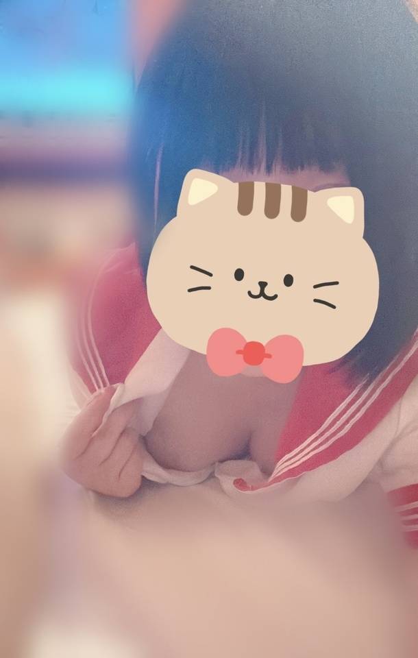 制服からチラッと美乳💗