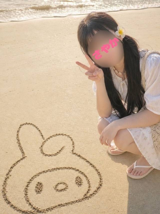舌を出しニコッとするその顔がスケベな女