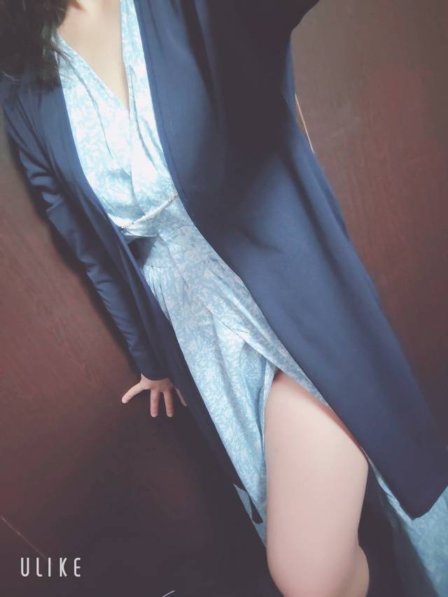 風が強いと下着見えちゃう💦