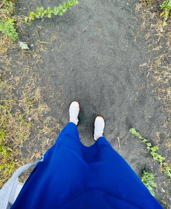 今日は青いワンピースで